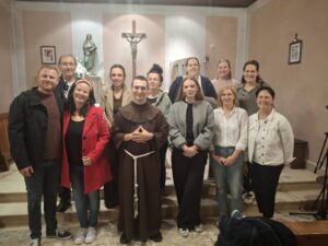 Pjevači s misionarom i župnikom u crkvi sv. Lucije