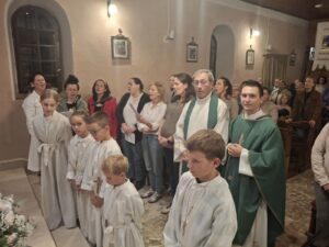 Pjevači, ministranti i svećenici na misi u crkvi sv. Lucije